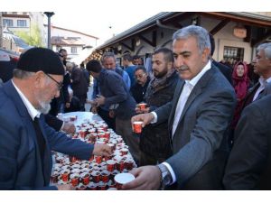 Ağralı’dan Vatandaşa Zemzem Suyu Ve Hurma İkramı