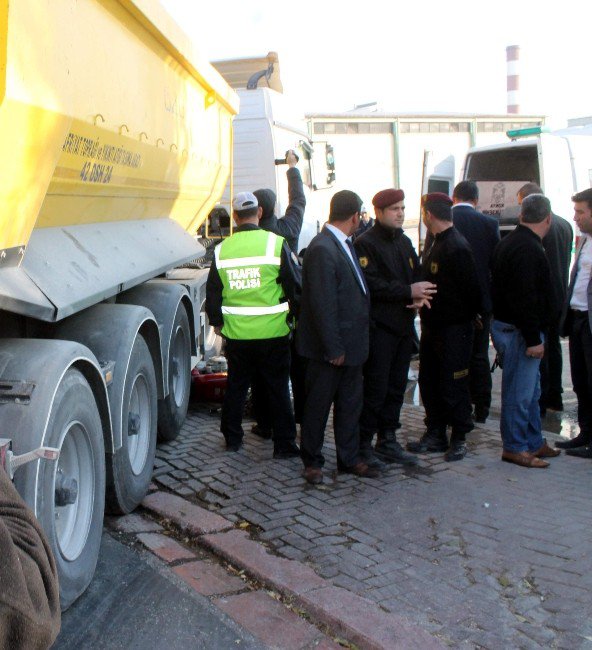 Tır’ın Altında Kalan Motosiklet Sürücüsü Öldü