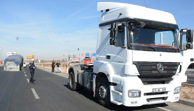 Seyir Halindeki Tır’ın Dorsesi Çıktı