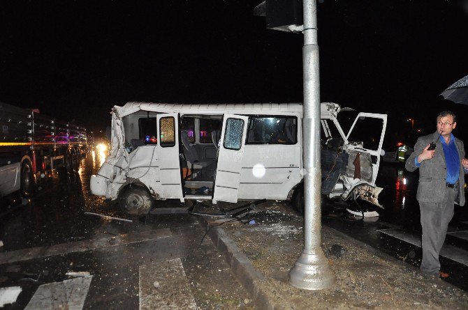 Öğrencilerin Bulunduğu Minibüs Tırla Çarpıştı: 16 Yaralı