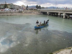 Beyşehir Gölü’nde Balıkçı Tekneleriyle Katı Atık Temizliği