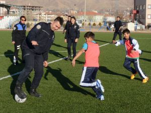 Sokakta Çalışan Çocuklardan Futbol Takımı Kurdular