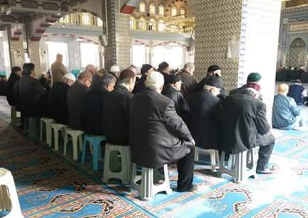 Sandalyede namaz olmaz!