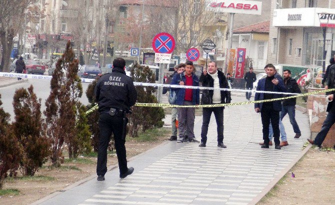 Özel Güvenlik Görevlisi, Tedbirleri Hiçe Sayarak Şüpheli Çantaya Müdahale Etti