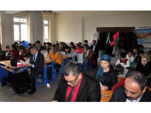 Akşehir’de 20 Bin Öğrenci Aileleriyle Birlikte Kitap Okudu