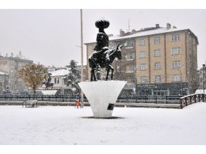 Akşehir’e Yılın İlk Karı Yağdı