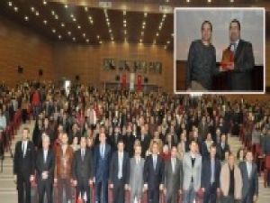 Dr.Rıfkı Karabatak’dan İzgören’e Plaket