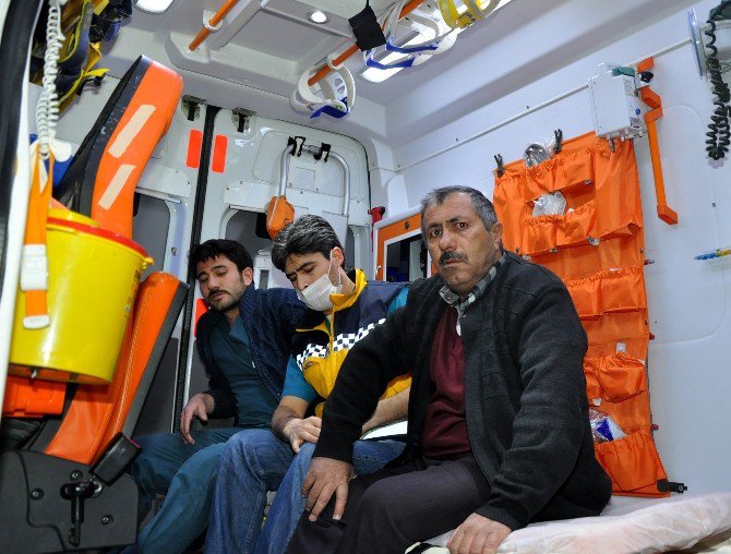 Ambulans Otomobile Çarptı: 4 Yaralı