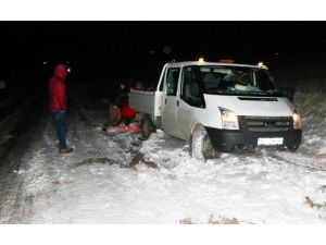 Yoldan Çıkan Araçları Belediye Ekipleri Kurtardı