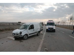 Mucura Kapılan Araç Takla Attı: 3 Yaralı