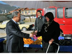 Başkan Akkaya’dan Kadınlara Çiçek