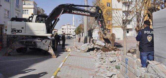 Okul Bahçesinin Duvarları Yıkıldı