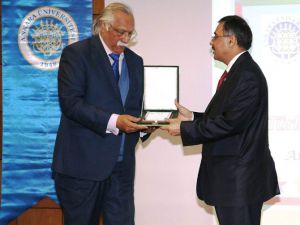 Prof. Dr. Erkan Türkmen’e Pakistan Büyükelçisi’nden Plaket