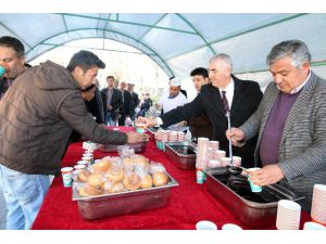 Aksaray Belediyesi 2 Bin Kişiye Hoşaf Ekmek İkram Etti