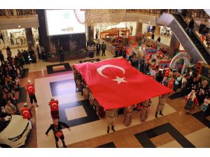 NEÜ Öğrencilerinden Çanakkale Zaferi Flashmob Gösterisi