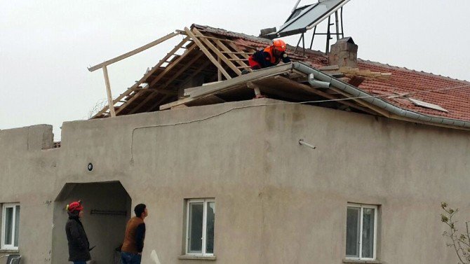 Aksaray’da Fırtına Çatı Uçurdu