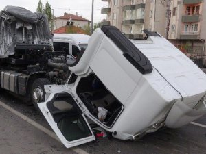 Tır’ın Açılan Dorsesi Üst Geçide Çarptı: 1 Yaralı