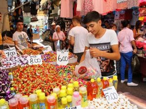 Ramazan Bayramı alışverişi  İlçemiz çarşısının yüzünü güldürdü.