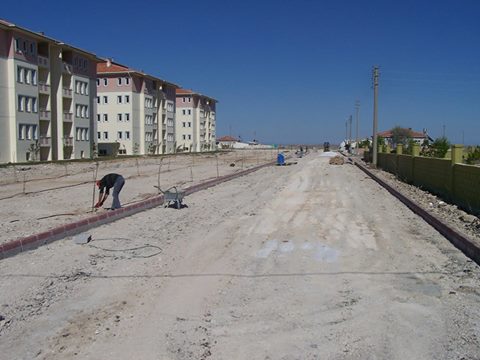 TOKİ bölgesine taş döşemesi ve çevre düzenlemesi yapılıyor