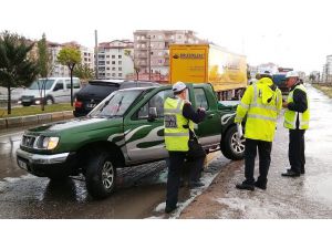 Aksaray'da Tır Kamyonete Çarptı: 2 Yaralı