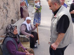 Yardım Bahanesiyle 82 Yaşındaki Kadını Dolandırdılar