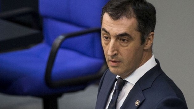 Cem Özdemir, Ermenilerin rozetiyle çıktı!