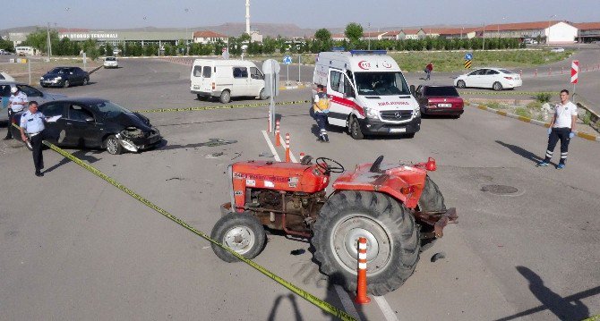 Aksaray’da 2 Otomobil İle Traktör Çarpıştı: 1 Ölü, 2 Yaralı