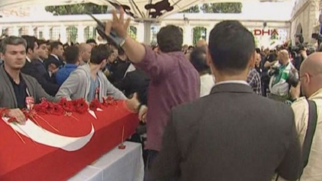Şehit cenazesinde CHP'nin çelengini kırdılar