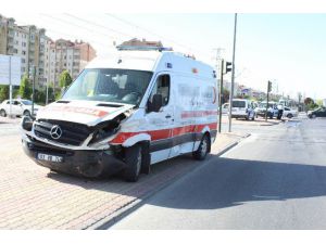 Hasta Taşıyan Ambulans Otomobille Çarpıştı