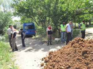 Muhtar su parasını ödemeyen 17 abonenin suyunu kesti 