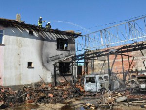 Garajla Birlikte Traktör Ve Ticari Araç Kül Oldu