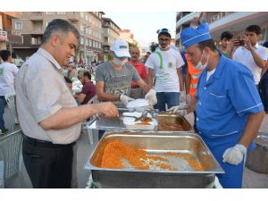 İftar Sofraları Binleri Ağırlamaya Devam Ediyor