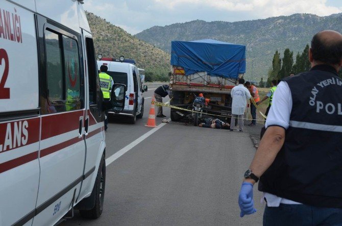 Tır’a Çarpan Motosiklet Sürücüsü Hayatını Kaybetti