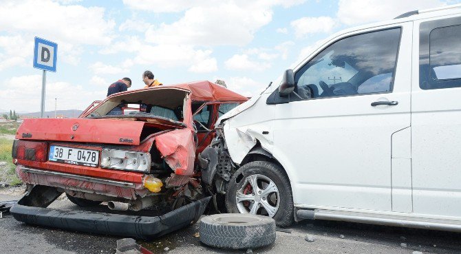 Aksaray'da Minibüsle otomobil çarpıştı: 2 ölü, 3 yaralı