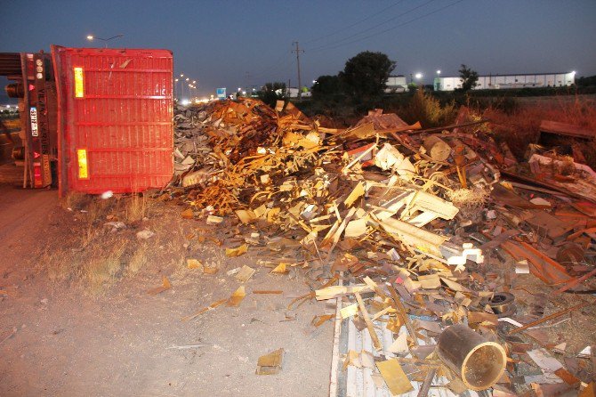 Aksaray’da hurda yüklü TIR devrildi