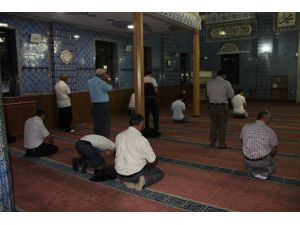 Aksaray’da vatandaşlar camide namaz kılıp dua etti