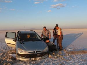 Arabası Tuzgölü'ne saplanan Turist Çifti hayran bırakan neden!