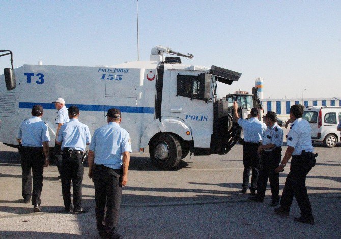 Konya 3. Ana Jet Üs Komutanlığı’na çok sayıda polisin katılımıyla operasyon başlatıldı.