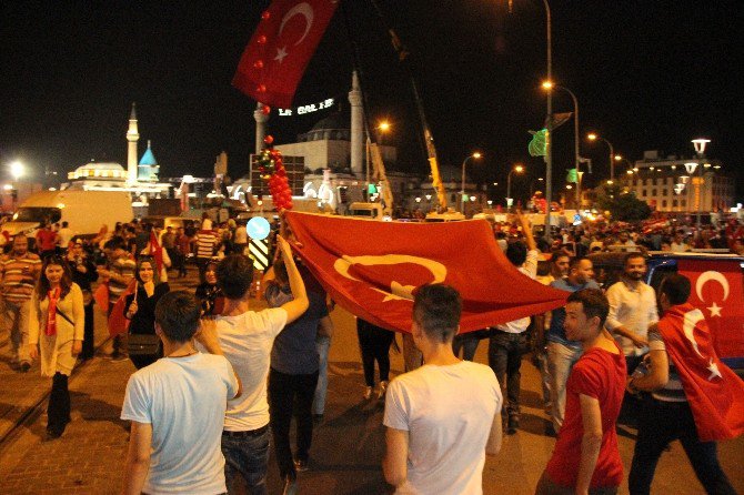 Konya’da darbe girişimine tepki devam ediyor