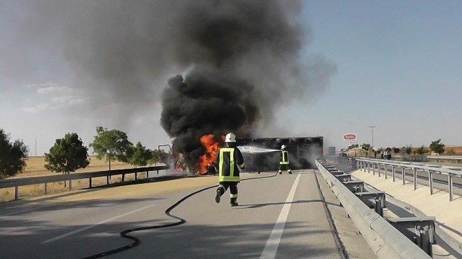 Devrilen TIR alev alev yandı