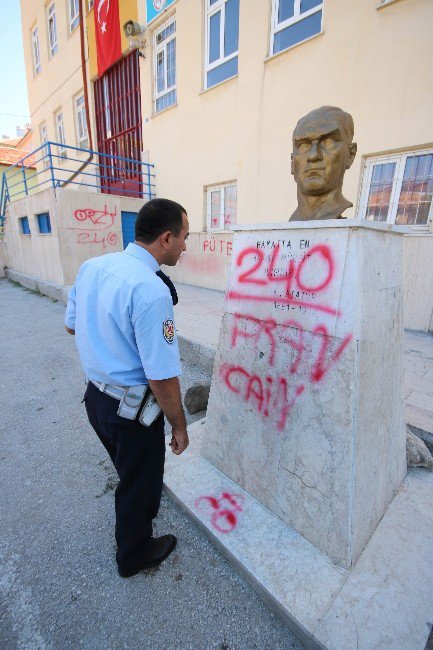 Okuldaki Atatürk büstü ve duvarlara yazı yazan 2 kişi yakalandı