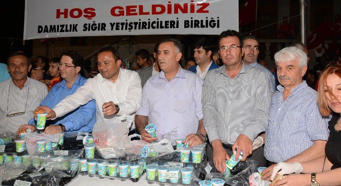 Demokrasi nöbeti tutan halka simit ve ayran ikramı