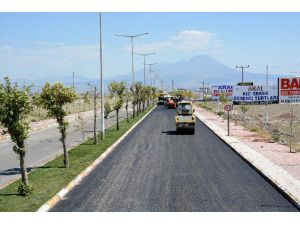 Aksaray Belediyesi, üniversitesinin yolunu asfaltlıyor