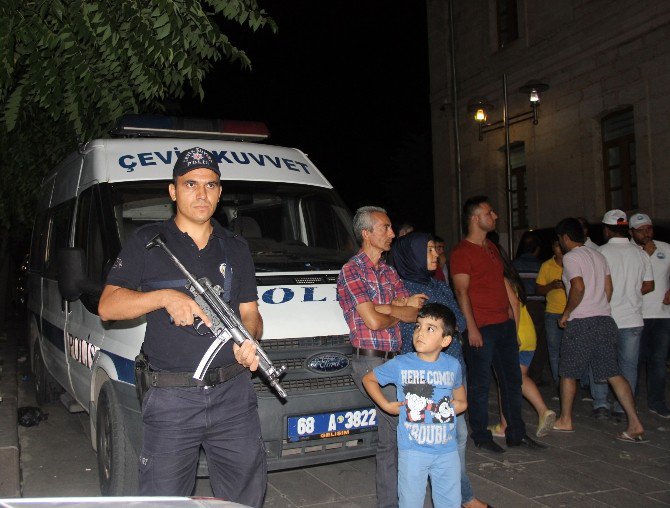 Polis vatandaş el ele demokrasi nöbetinde