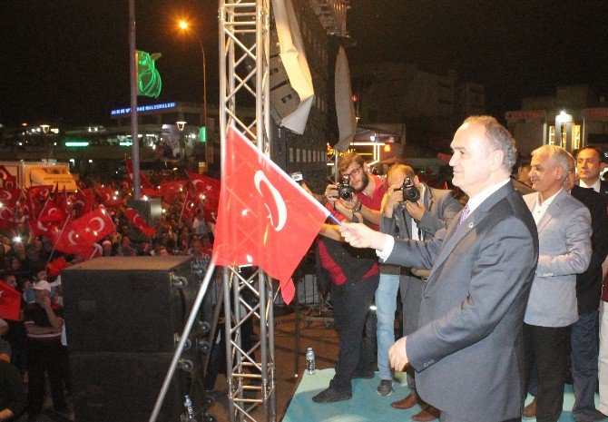 Bakan Özlü Konya’da demokrasi nöbetine katıldı