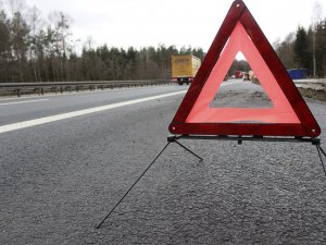 Devrilen traktörün altında kalan sürücü öldü