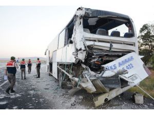 Tır otobüse arkadan çarptı: 8 yaralı