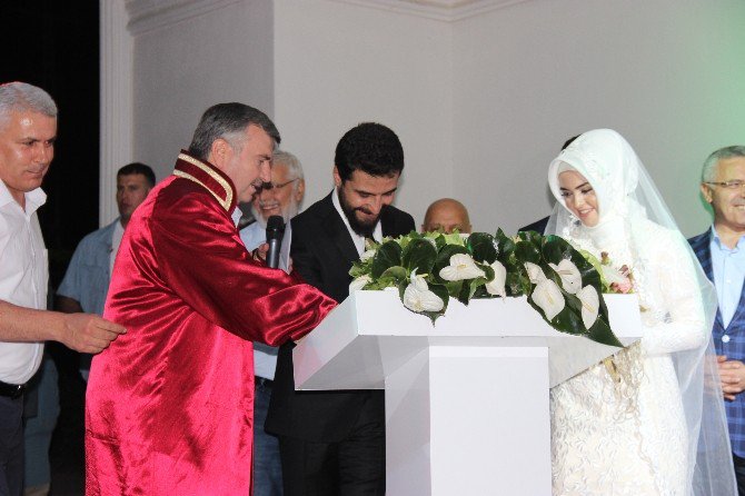 Başbakan Yıldırım Konya’da düğüne katıldı