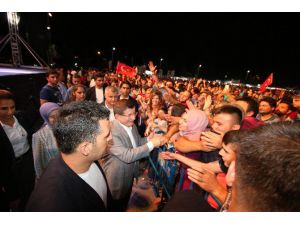 Davutoğlu: “Bu günler omuz omuza verme günü”