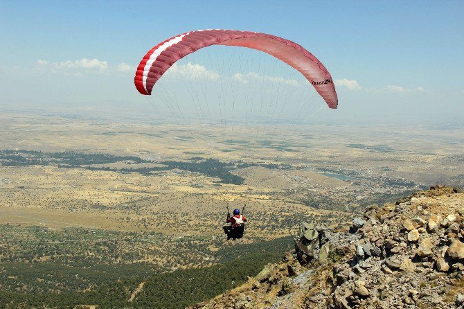 Yamaç paraşütü dünya şampiyonası Aksaray’da yapılıyor